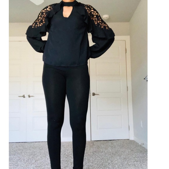 ❌🛑SOLD on ♏️🛑❌Crochet Ruffle Shoulder Blouse - Picture 7 of 7